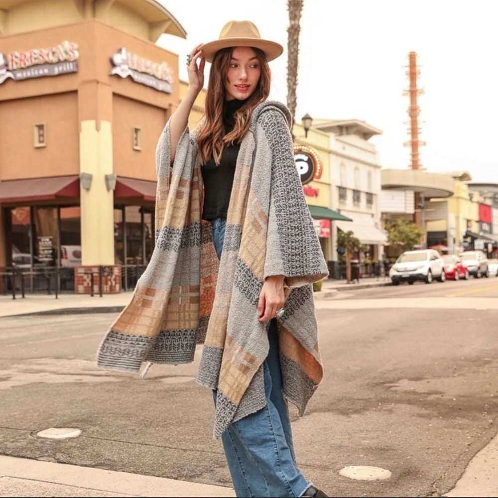 The FREYA Hooded Tartan Ruana - Picture 4 of 6